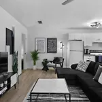 Zebra House - Close 2 All Tampabay Has To Offer